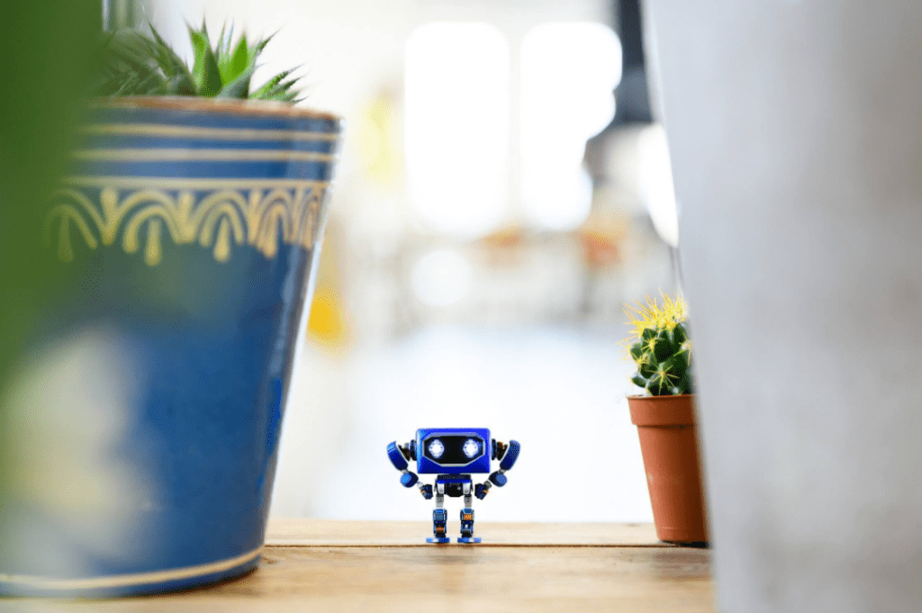 Kleine robot tussen de planten in het kantoor van Afdeling Online